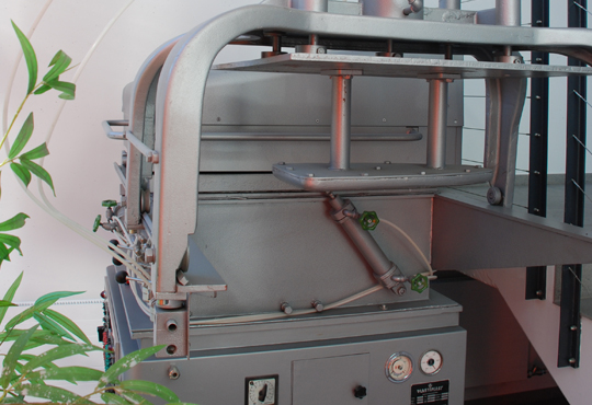 Erste Tiefziehmaschine 1957